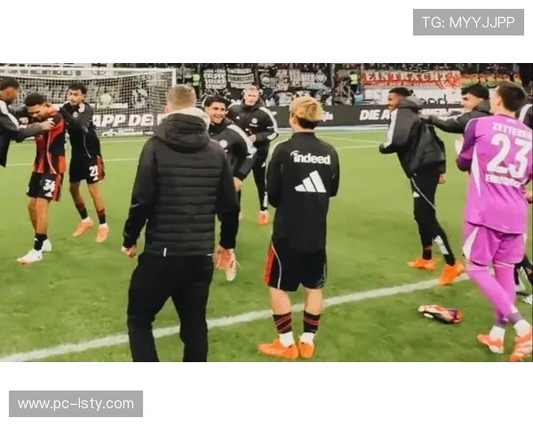 堂安律进球后狂奔庆祝,成法兰克福取胜功臣 堂安律进球后狂奔庆祝,成法兰克福取胜功臣