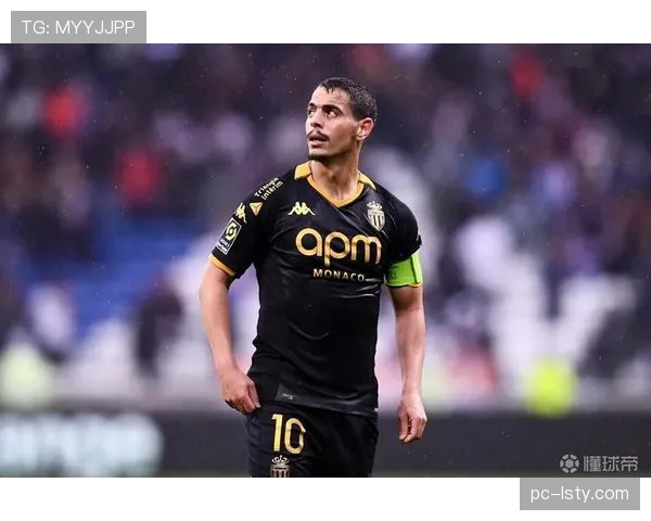 镜头捕捉：摩纳哥前锋本耶德尔与对方后卫冲突，各吃一黄