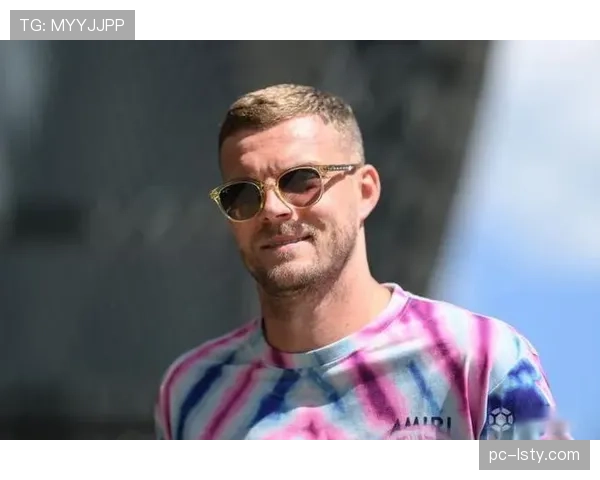 特写:打入制胜球后,不莱梅老将杜克施跑向客队看台