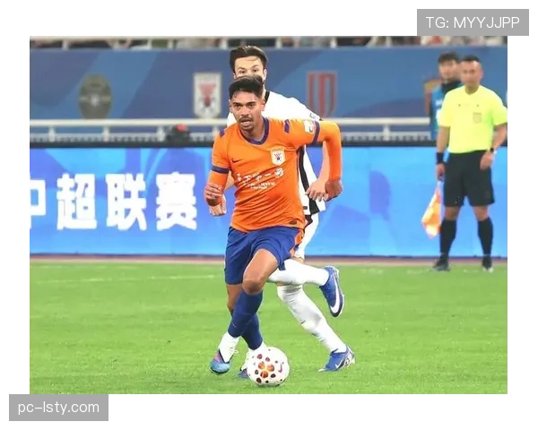 山东泰山战平上海海港，克雷桑任意球扳平后指向看台